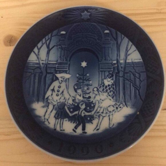Royal Copenhagen Christmas‎ Plate 1990 Christmas at Tivoli - Picture 1 of 2